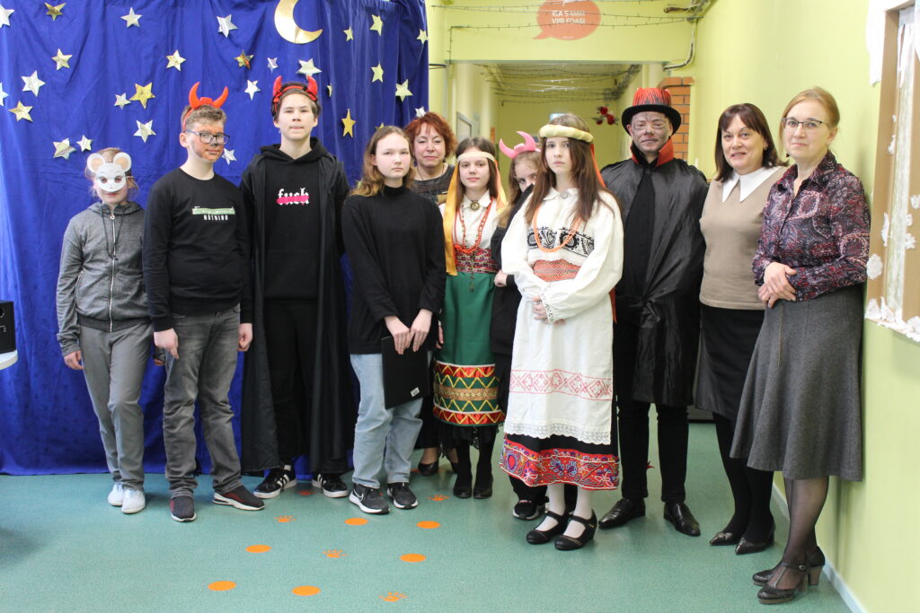 Kolkja koolis tähistati teatripäeva muinasjutuetendusega